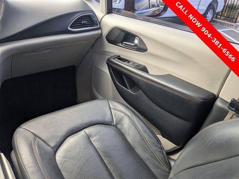 Used 2020 Chrysler Pacifica Touring-L image 17