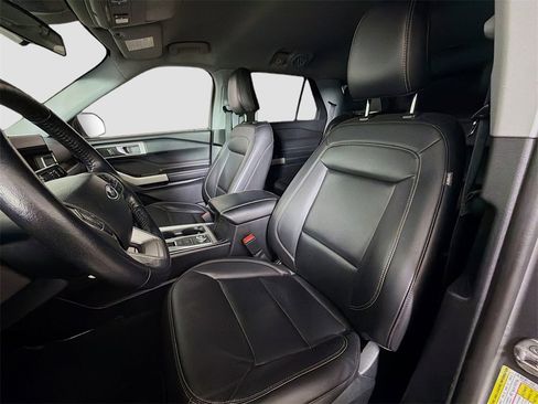 Used 2022 Ford Explorer XLT w/ Equipment Group 202A image 12