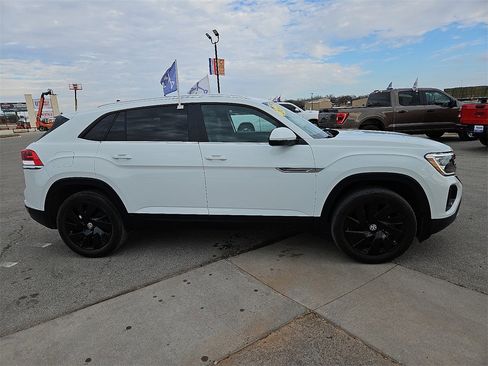 Used 2024 Volkswagen Atlas Cross Sport SE image 9