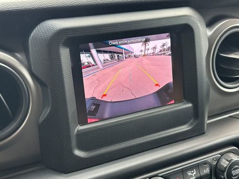 Used 2022 Jeep Gladiator Sport image 25