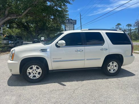 Used 2011 Cadillac Escalade Premium RWD image 37