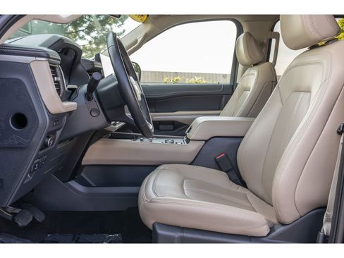 Used 2024 Ford Expedition Limited image 17