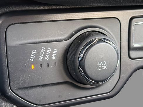 Used 2018 Jeep Renegade Altitude AWD/4WD image 28