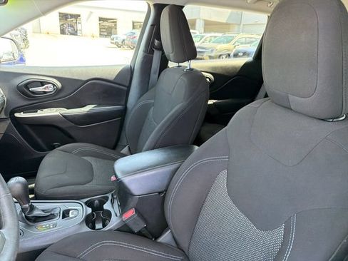 Used 2021 Jeep Cherokee Latitude FWD image 19