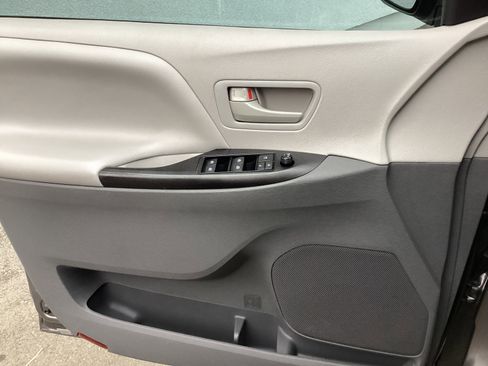 Used 2015 Toyota Sienna L image 17