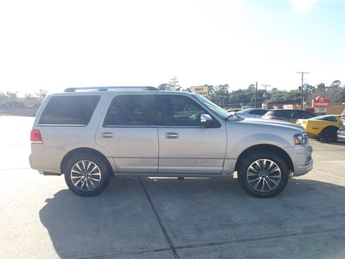 Used 2017 Lincoln Navigator Select image 5