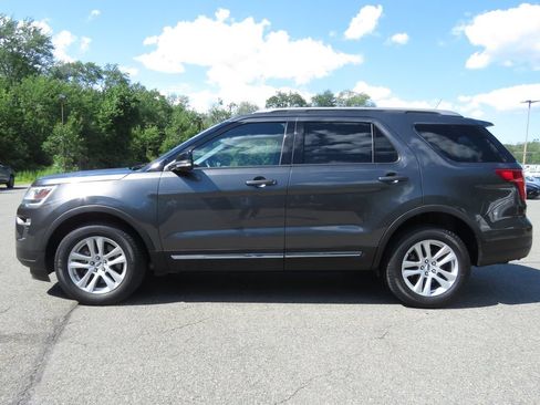 Used 2018 Ford Explorer XLT w/ Equipment Group 202A AWD/4WD image 8
