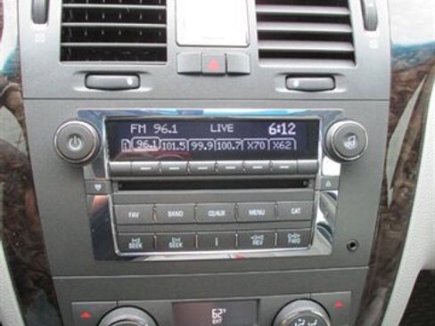 Used 2010 Cadillac DTS Luxury image 36