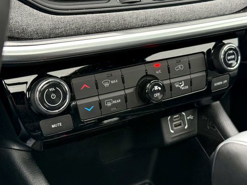 Used 2024 Jeep Compass Latitude w/ Sun and Sound Group AWD/4WD image 21