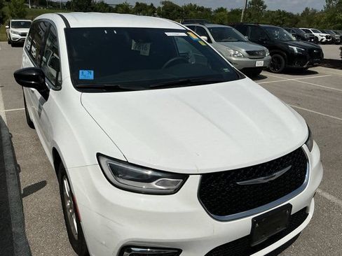 Used 2025 Chrysler Pacifica Select FWD image 4