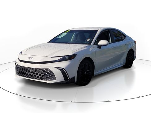 Used 2025 Toyota Camry SE FWD image 3