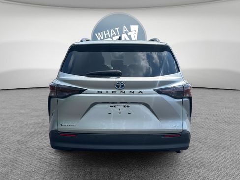 Used 2025 Toyota Sienna XLE AWD/4WD image 5