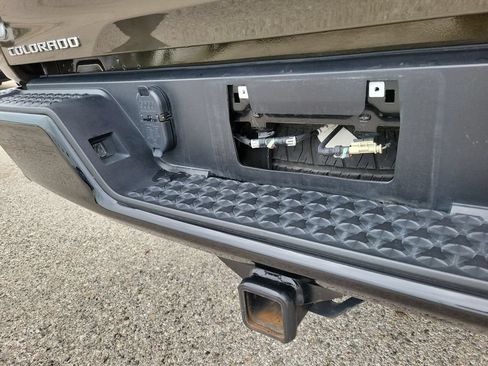 Used 2023 Chevrolet Colorado Z71 w/ Advanced Trailering Package AWD/4WD image 9