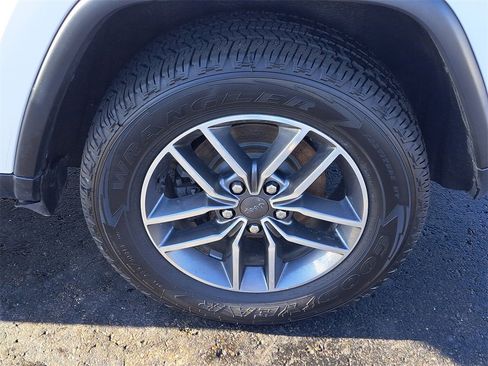 Used 2019 Jeep Grand Cherokee Limited image 28