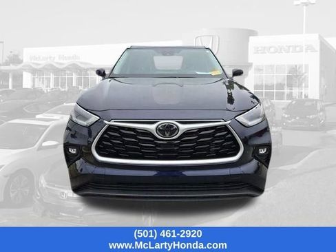 Used 2021 Toyota Highlander XLE FWD image 2