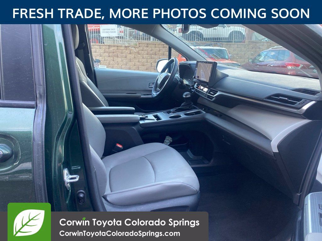 Used 2025 Toyota Sienna XLE AWD/4WD image 11