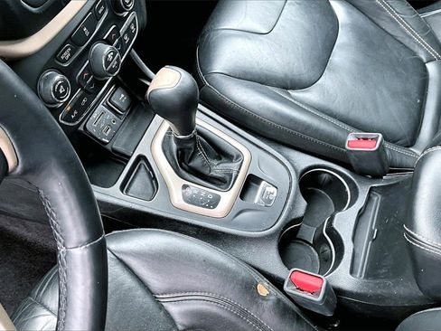 Used 2018 Jeep Cherokee Limited image 17