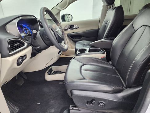 Used 2024 Chrysler Pacifica Touring-L image 8