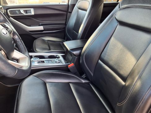 Used 2022 Ford Explorer XLT w/ Equipment Group 202A image 3