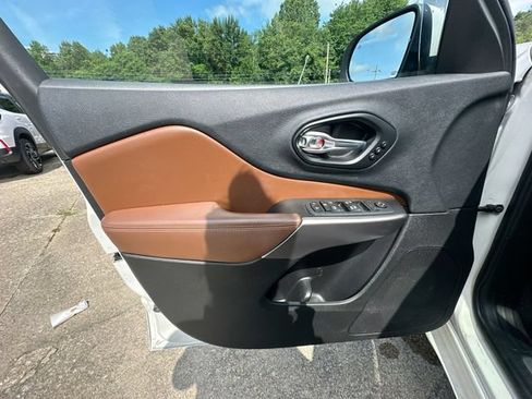 Used 2019 Jeep Cherokee Overland w/ Technology Group AWD/4WD image 25