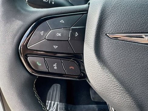 Used 2024 Chrysler Pacifica Limited FWD image 8