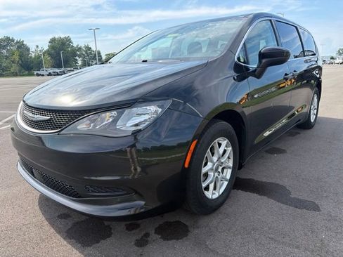 Used 2022 Chrysler Voyager LX FWD image 2