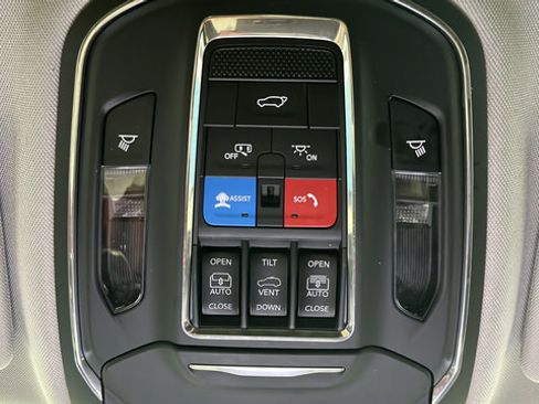 Used 2023 Jeep Grand Cherokee L Limited AWD/4WD image 33