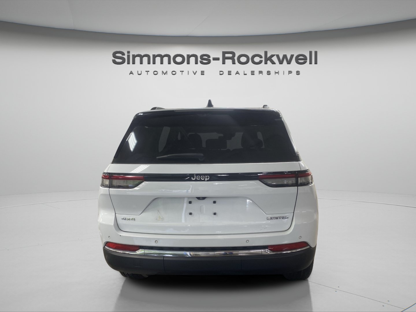 Used 2023 Jeep Grand Cherokee Limited w/ Luxury Tech Group II AWD/4WD image 4