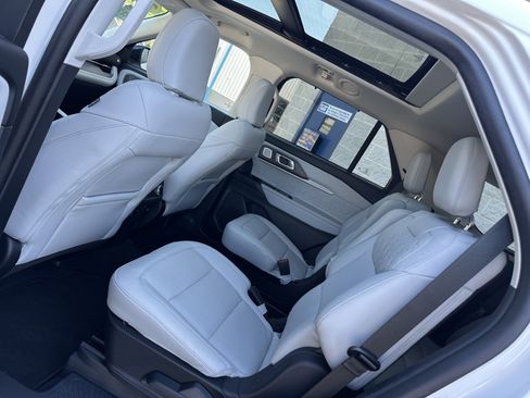 Used 2025 Ford Explorer Platinum w/ LUX Leather Package AWD/4WD image 10