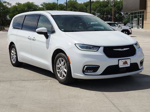 Used 2023 Chrysler Pacifica Touring-L FWD image 6