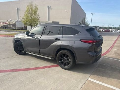 Used 2022 Toyota Highlander LE FWD image 5