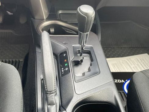 Used 2018 Toyota RAV4 LE AWD/4WD image 19