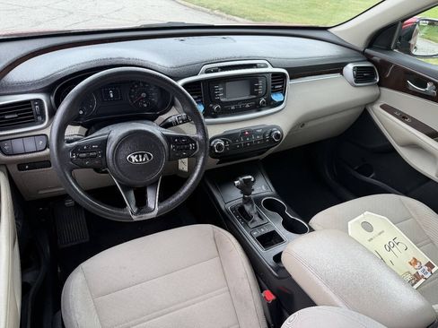 Used 2017 Kia Sorento AWD image 8