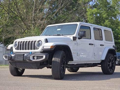 Used 2024 Jeep Wrangler Unlimited Sahara AWD/4WD image 12