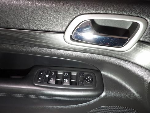 Used 2020 Jeep Grand Cherokee Laredo AWD/4WD image 9