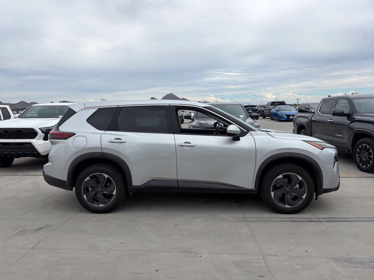 Used 2025 Nissan Rogue SV FWD image 3