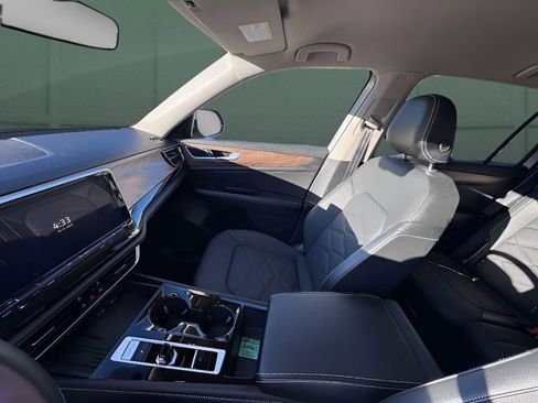 Used 2025 Volkswagen Atlas SE image 21