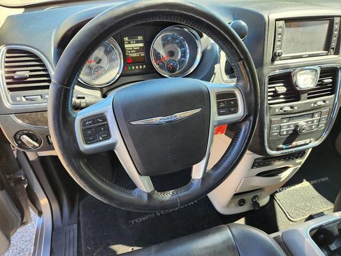 Used 2013 Chrysler Town & Country Touring-L w/ Entertainment Group #2 image 6