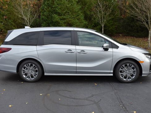New 2026 Honda Odyssey Touring image 9