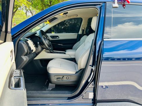 Used 2022 Nissan Pathfinder SV FWD image 11