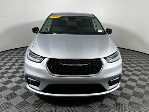 Used 2024 Chrysler Pacifica Touring-L image 2