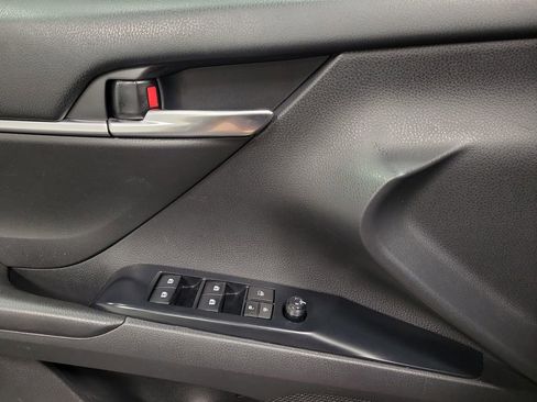 Used 2018 Toyota Camry LE image 19