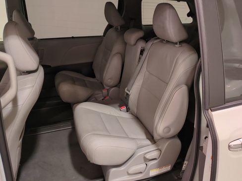 Used 2019 Toyota Sienna XLE image 17