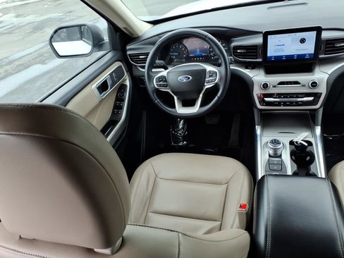 Used 2023 Ford Explorer XLT w/ Equipment Group 202A image 10