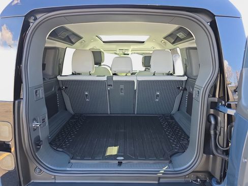 New 2026 Land Rover Defender 110 X-Dynamic SE image 12