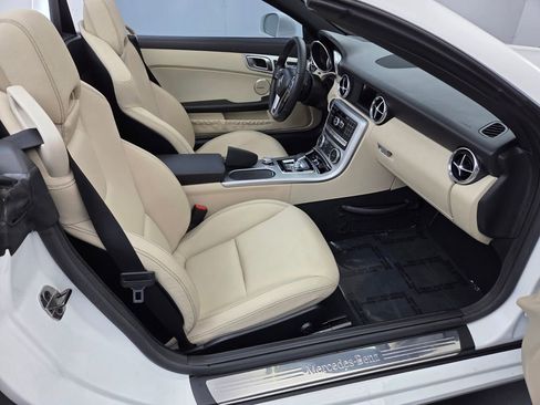 Used 2016 Mercedes-Benz SLK 300 image 16