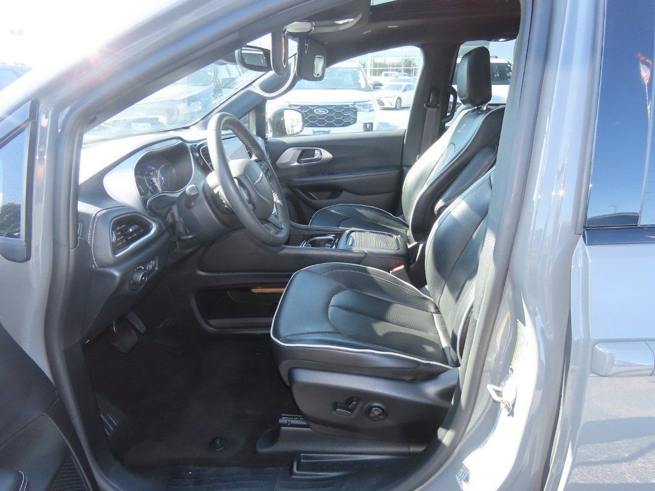 Used 2025 Chrysler Pacifica Limited FWD image 26