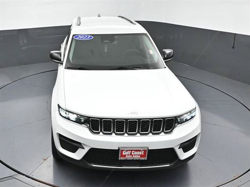 Used 2023 Jeep Grand Cherokee Laredo AWD/4WD image 39