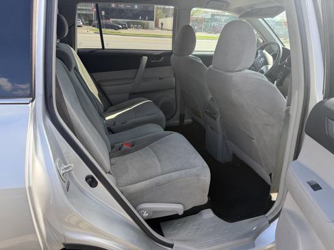 Used 2013 Toyota Highlander Plus AWD/4WD image 8