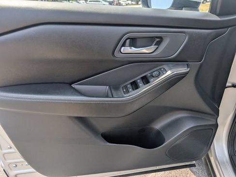Used 2024 Nissan Rogue SV AWD/4WD image 15